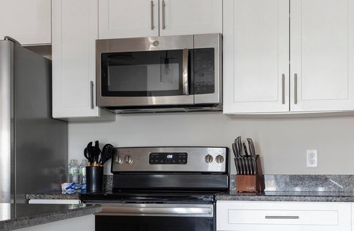 Vernon Apartment | Landing | Beautiful 2BD, Game Room, Gym