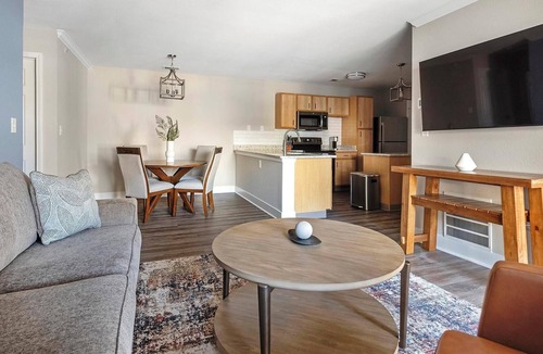 Eureka Apartment | Landing | Beautiful 2BD, Gym, Pool
