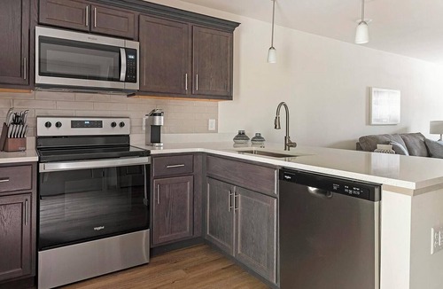 Lyman Apartment | Landing | Beautiful 2BD, Pool, Gym