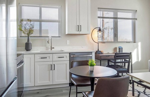 College View Apartment | Landing | Beautiful 2BD in Harvey Park South