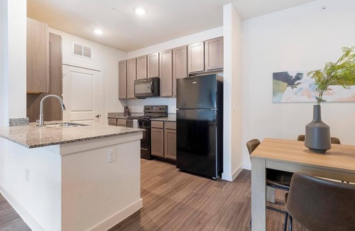 Lockhart Apartment | Landing | Beautiful 2BD, Pool, Gym