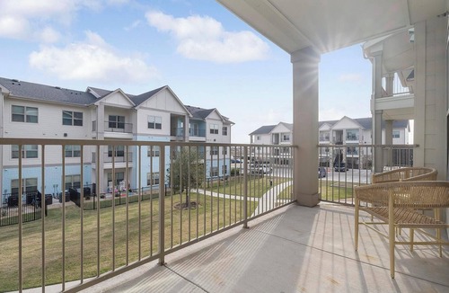 Lockhart Apartment | Landing | Beautiful 2BD, Pool, Gym