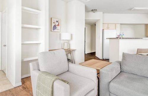 Southbelt/Ellington Apartment | Landing | Beautiful 2BD, Clubhouse, Pool