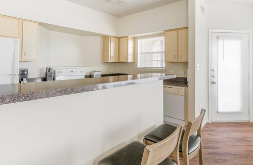 Southbelt/Ellington Apartment | Landing | Beautiful 2BD, Clubhouse, Pool
