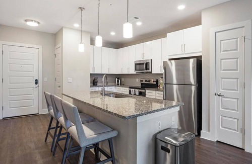DeBaliviere Place Apartment | Landing | Beautiful 2BD, Yoga Studio, Gym