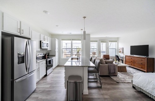 Downtown Columbus Apartment | Landing | Beautiful Studio, Gym