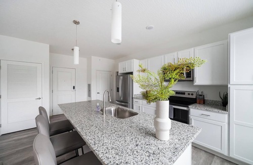 Downtown Columbus Apartment | Landing | Beautiful Studio, Gym