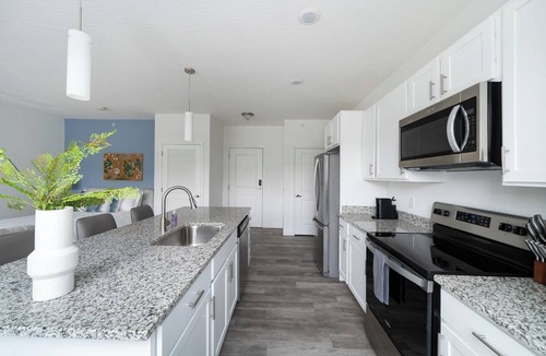 Downtown Columbus Apartment | Landing | Beautiful Studio, Gym