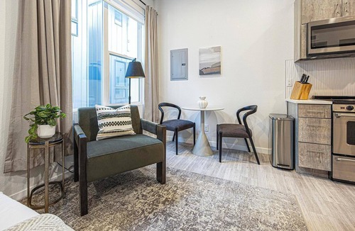 Highland Apartment | Landing | Beautiful Studio, Rooftop Lounge