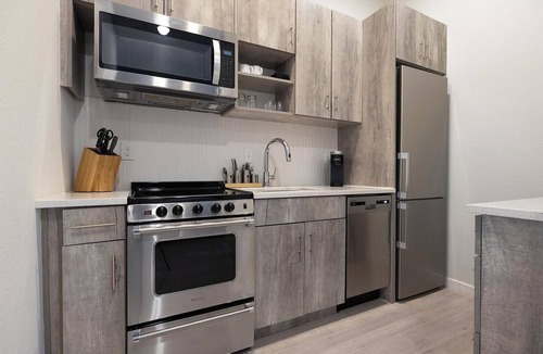 Highland Apartment | Landing | Beautiful Studio, Rooftop Lounge