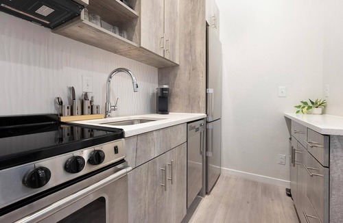 Highland Apartment | Landing | Beautiful Studio, Rooftop Lounge