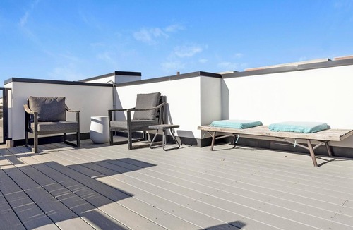 Highland Apartment | Landing | Beautiful Studio, Rooftop Lounge
