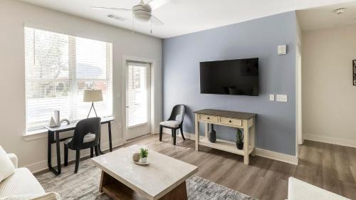 Belle Mina Apartment | Landing Chic 1BD Clubhouse Courtyard