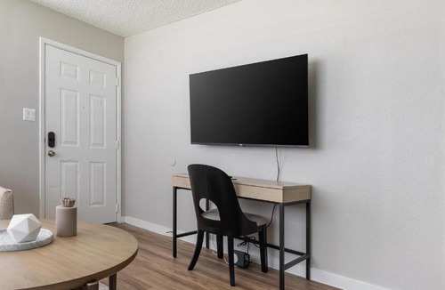 Maryvale Apartment | Landing Chic 1BD in Maryvale Village