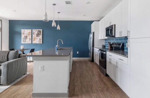 MLK Apartment | Landing | Chic 1BD, Pool, Gym