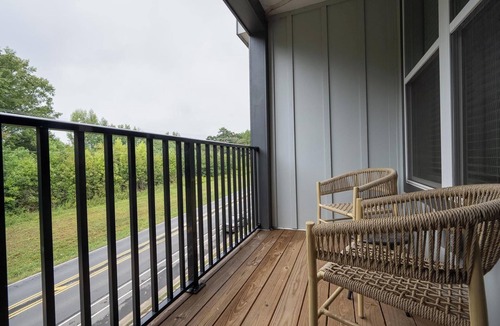 Huntersville Apartment | Landing | Chic 1BD, Pool, Gym