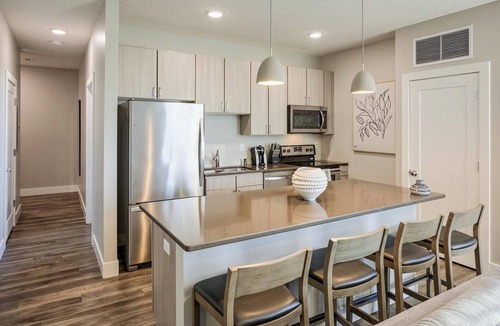 Woodburn Apartment | Landing | Chic 1BD, Pool, Gym