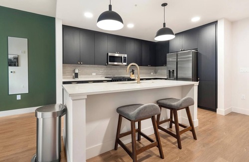 Uptown Apartment | Landing | Chic 1BD, Rooftop Lounge, Gym