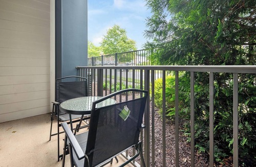 Manassas Park Apartment | Landing | Chic 1BD, Gym, Pool