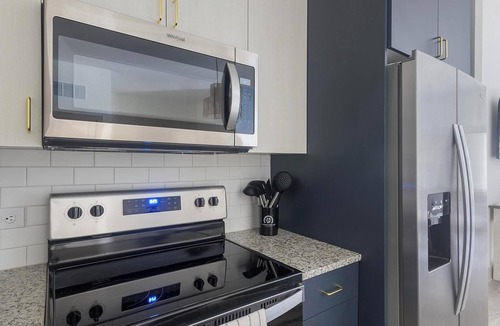 Addicks Apartment | Landing | Chic 2BD, Courtyard, Yoga Studio