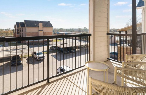 Southbelt/Ellington Apartment | Landing | Chic 2BD, Gym, Clubhouse