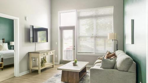 Optimist Park Apartment | Landing Chic 2BD Gym
