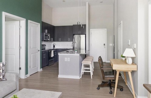 Optimist Park Apartment | Landing Chic 2BD Gym
