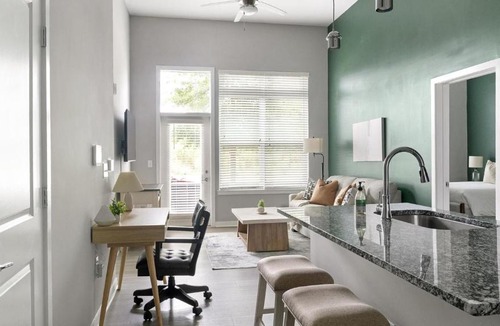 Optimist Park Apartment | Landing Chic 2BD Gym