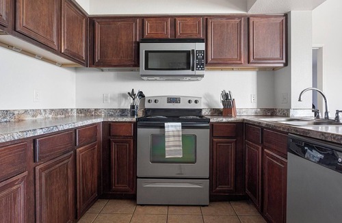 Broken Arrow Apartment | Landing | Chic 2BD, Pool, Gym
