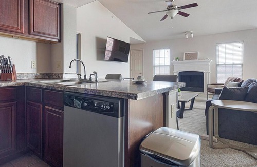 Broken Arrow Apartment | Landing | Chic 2BD, Pool, Gym