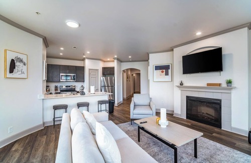 Corryville Apartment | Landing | Chic 2BD, Pool, Gym