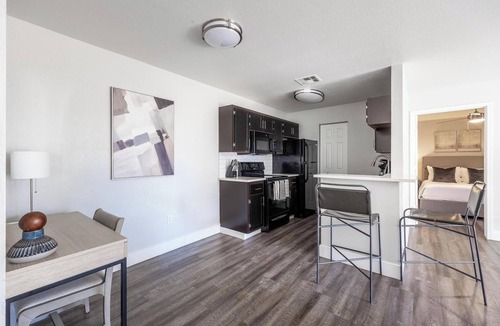Greenbell Apartment | Landing | Chic 2BD, Pool, Gym