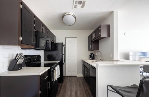 Greenbell Apartment | Landing | Chic 2BD, Pool, Gym