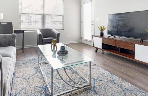 Bloomingdale Apartment | Landing Chic 2BD Pool Gym