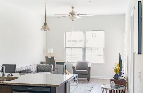 Bloomingdale Apartment | Landing Chic 2BD Pool Gym