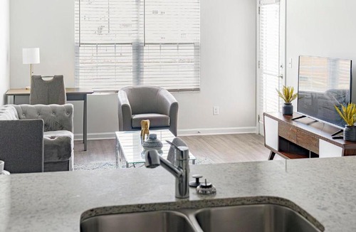 Bloomingdale Apartment | Landing Chic 2BD Pool Gym