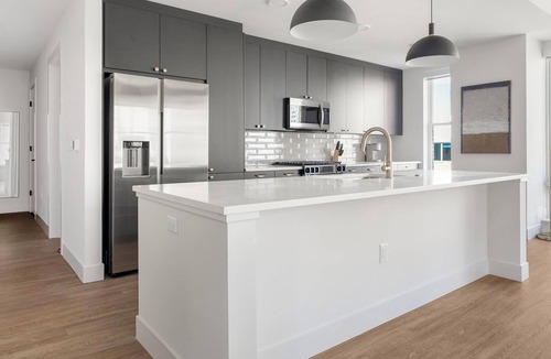 Uptown Apartment | Landing | Chic 2BD, Rooftop Lounge, Gym
