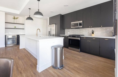 Uptown Apartment | Landing | Chic 2BD, Rooftop Lounge, Gym