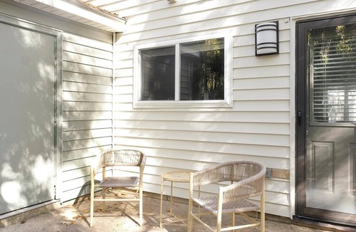 Crabtree Apartment | Landing | Chic 2BD, Tennis Court, Pool