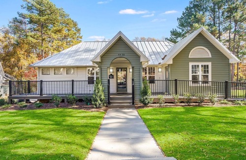 Crabtree Apartment | Landing | Chic 2BD, Tennis Court, Pool