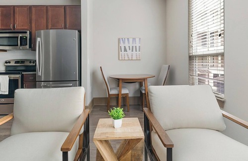 Washington Ave./ Memorial Park Apartment | Landing | Chic Studio, Clubhouse, Gym