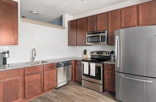 Washington Ave./ Memorial Park Apartment | Landing | Chic Studio, Clubhouse, Gym