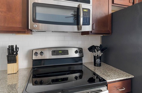 Washington Ave./ Memorial Park Apartment | Landing | Chic Studio, Clubhouse, Gym