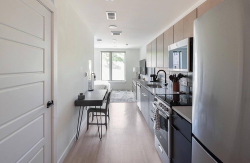 Eighth Avenue Apartment | Landing | Chic Studio, Gym