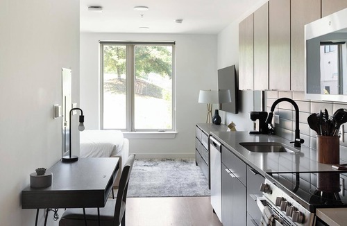 Eighth Avenue Apartment | Landing | Chic Studio, Gym