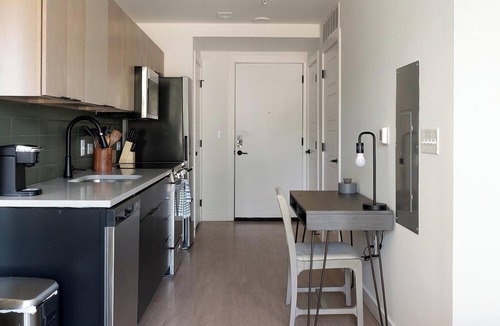 Eighth Avenue Apartment | Landing | Chic Studio, Gym