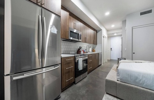 Pacific Terrace Apartment | Landing | Chic Studio, Gym, Pool