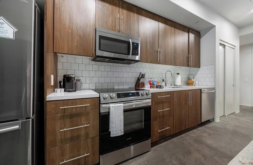 Pacific Terrace Apartment | Landing | Chic Studio, Gym, Pool