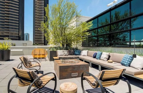 Pacific Terrace Apartment | Landing | Chic Studio, Gym, Pool