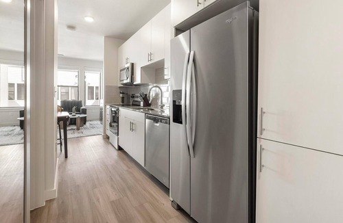 Sweetbriar Apartment | Landing | Chic Studio, Gym, Pool